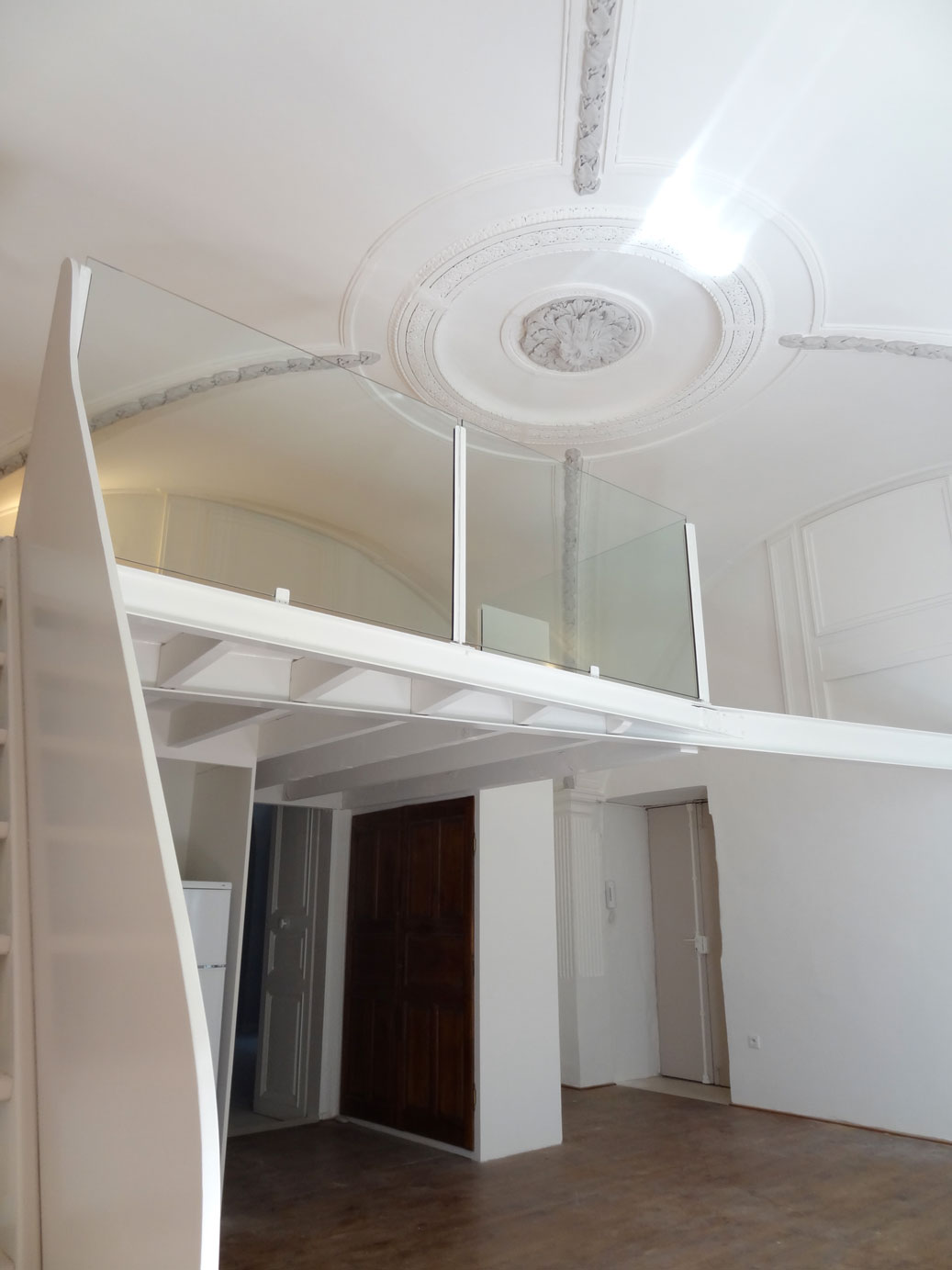 case-architectes-renovation-mezzanine-garde-corps-verre-nimes-quai-de-la-fontaine-(2)