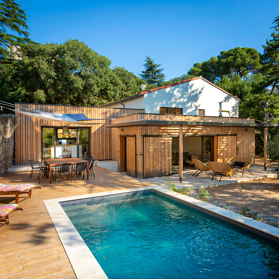 case-architectes-renovation-extension-maison-ossature-bois-bardage-claire-voie-douglas-terrasse-volet-coulissant-acier-pergola-piscine-2