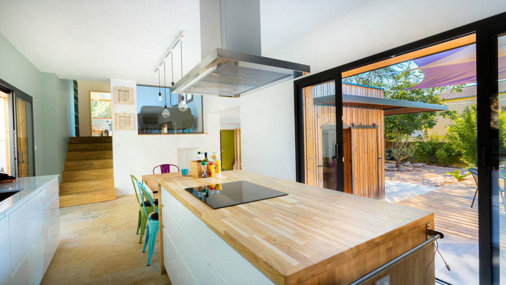 case-architectes-renovation-extension-maison-ossature-bois-bardage-ilot-table-cuisine-chene
