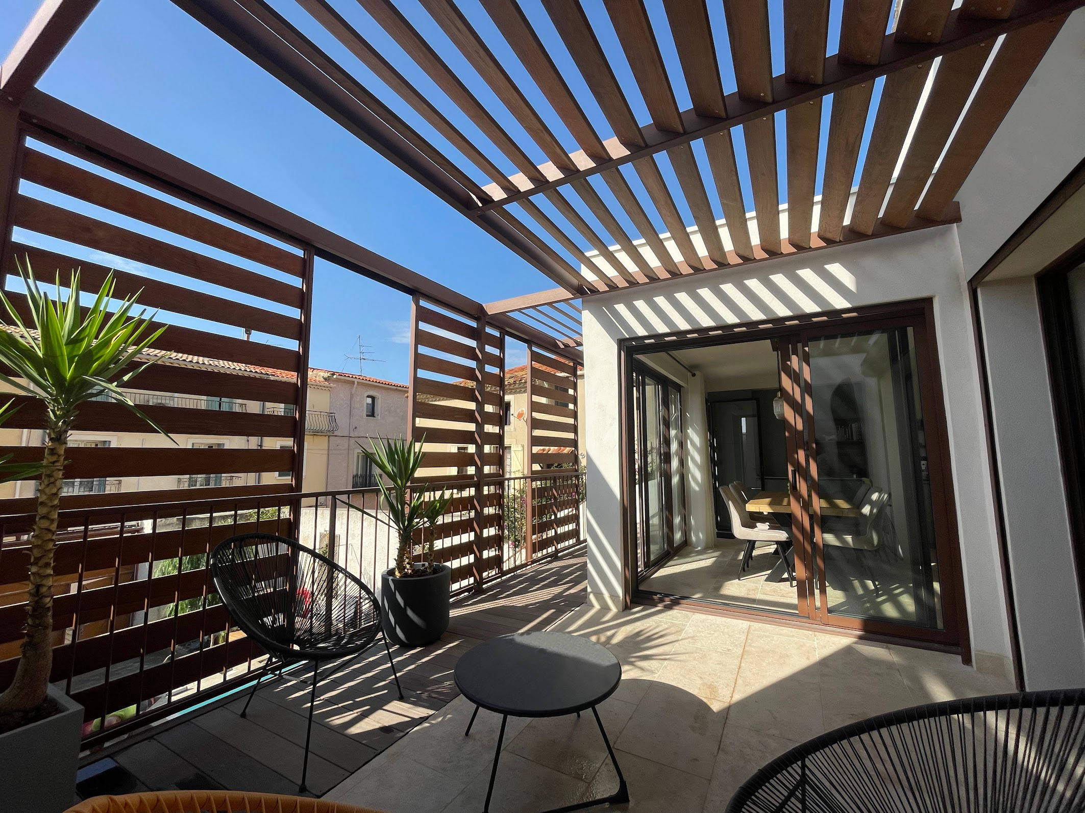 case architectes-maison-renovation-transformation-extension-pergola-persienne coulissante-bois-travertin-terrasse